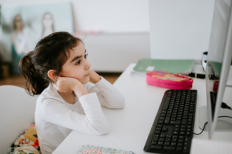 Com a visão de Sérgio Bento De Araújo, o ensino a distância e inclusão mostram como a tecnologia amplia o acesso à educação em diferentes realidades.