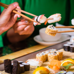 Alberto Toshio Murakami explica como aproveitar restaurantes japoneses no Brasil e viver uma experiência cultural completa sem comprometer o orçamento.