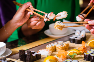 Alberto Toshio Murakami explica como aproveitar restaurantes japoneses no Brasil e viver uma experiência cultural completa sem comprometer o orçamento.