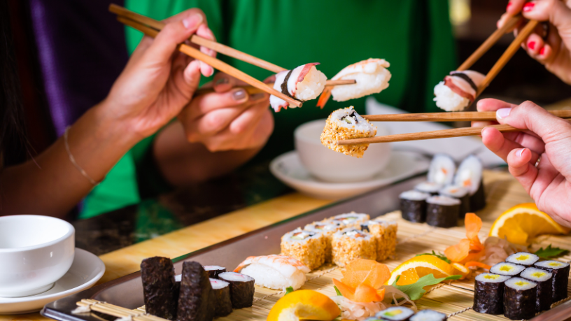 Alberto Toshio Murakami explica como aproveitar restaurantes japoneses no Brasil e viver uma experiência cultural completa sem comprometer o orçamento.