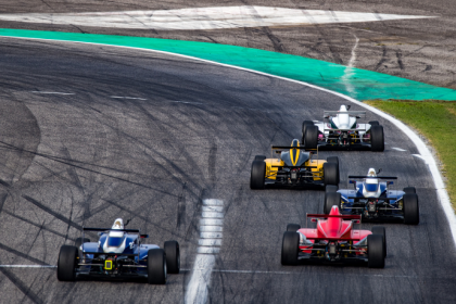 Diego Borges convida você a mergulhar no fascinante universo do automobilismo, onde velocidade, precisão e emoção se encontram.