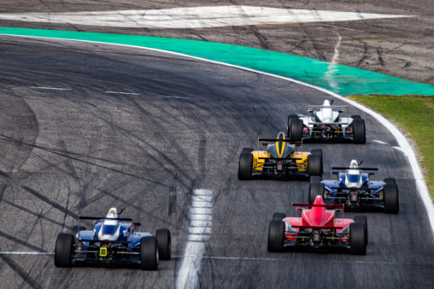 Diego Borges convida você a mergulhar no fascinante universo do automobilismo, onde velocidade, precisão e emoção se encontram.