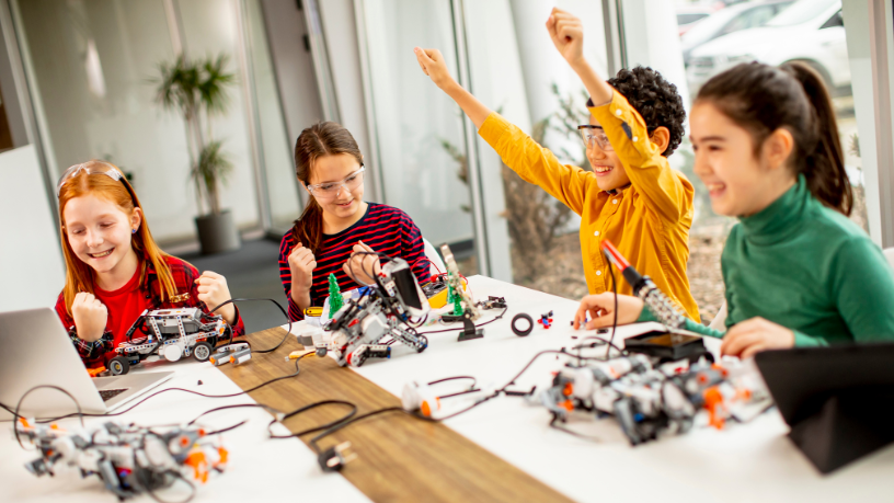 Gustavo Morceli analisa como a robótica educacional estimula autonomia, pensamento crítico e protagonismo estudantil no século XXI.