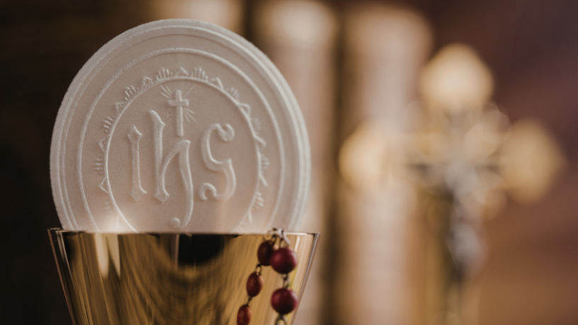 Segundo Jose Eduardo De Oliveira e Silva, a liturgia forma mente, coração e gestos, sendo verdadeira escola de fé e beleza.