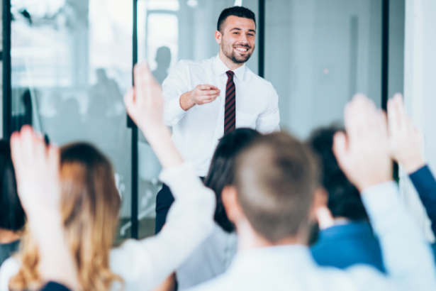 Sérgio Bento De Araújo explora como as tendências globais apresentadas na BET Brasil estão moldando o futuro da educação nas escolas brasileiras.
