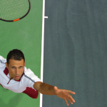 Teciomar Abila apresenta a trajetória de Djokovic, da estreia modesta ao domínio no tênis mundial.