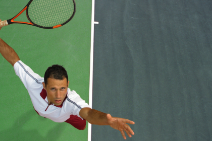Teciomar Abila apresenta a trajetória de Djokovic, da estreia modesta ao domínio no tênis mundial.
