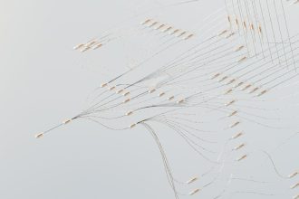 Rede digital abstrata com conexões luminosas que representam o fluxo e o processamento de dados.