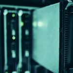 Close de racks de servidores em um data center moderno.