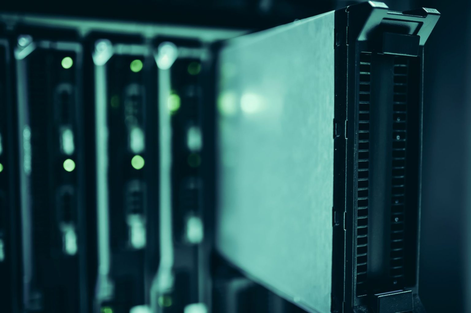 Close de racks de servidores em um data center moderno.